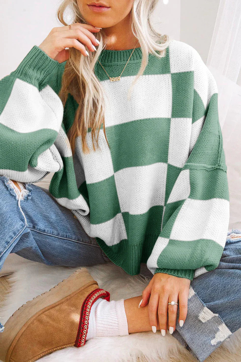 Checkered sweater with voluminous sleeves: a game of contrasts
