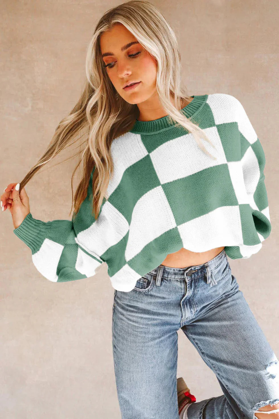 Checkered sweater with voluminous sleeves: a game of contrasts