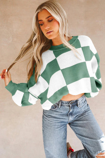 Checkered sweater with voluminous sleeves: a game of contrasts