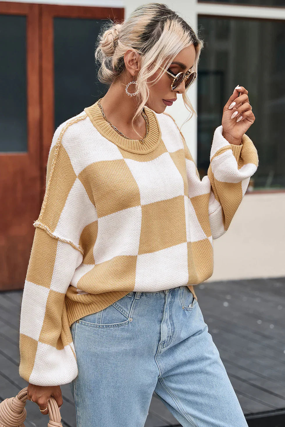 Checkered sweater with voluminous sleeves: a game of contrasts