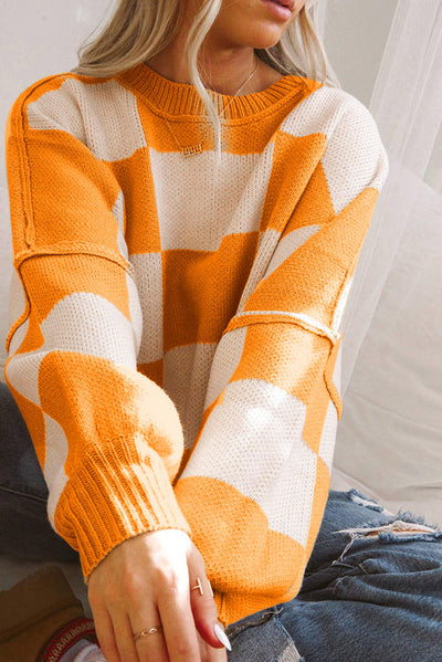 Checkered sweater with voluminous sleeves: a game of contrasts