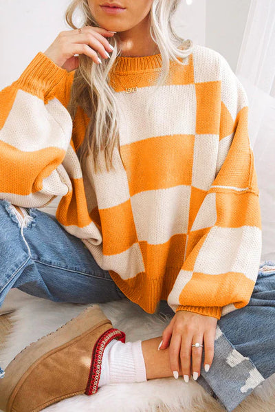 Checkered sweater with voluminous sleeves: a game of contrasts