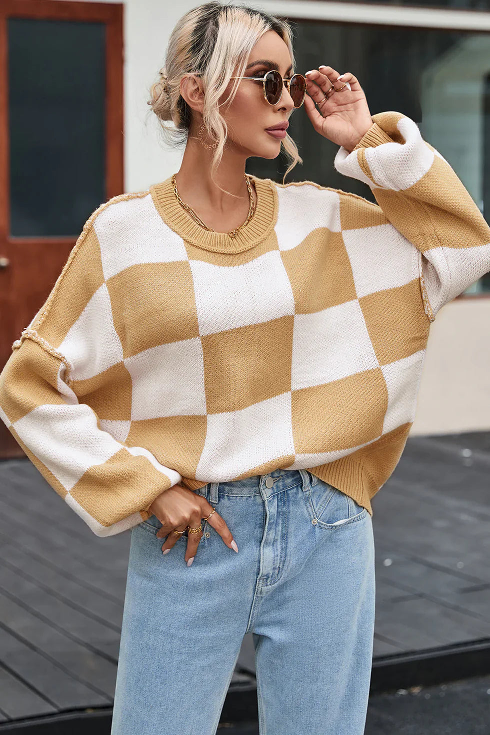 Checkered sweater with voluminous sleeves: a game of contrasts