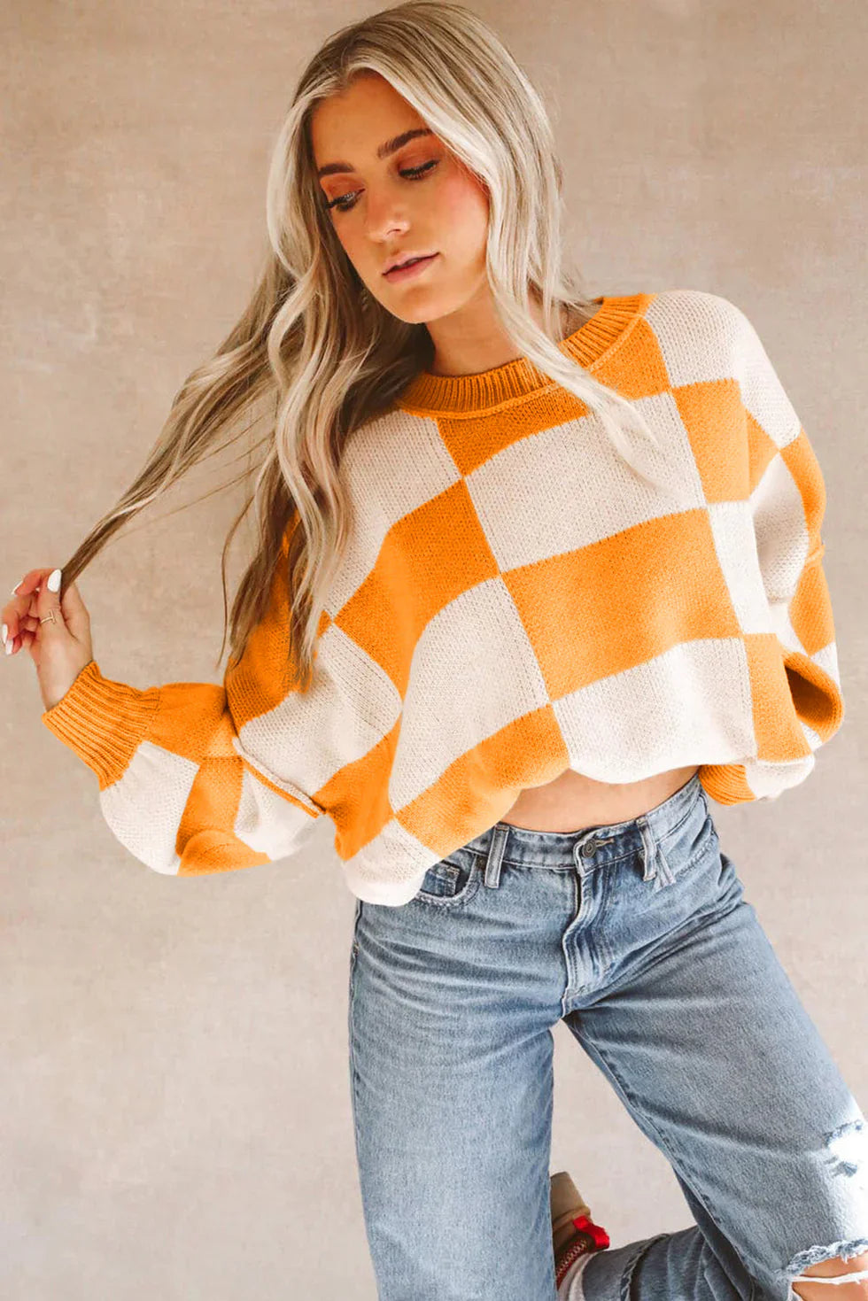 Checkered sweater with voluminous sleeves: a game of contrasts