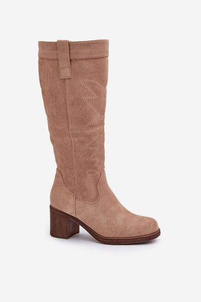 Elegant low-heeled boots for a casual and modern style
