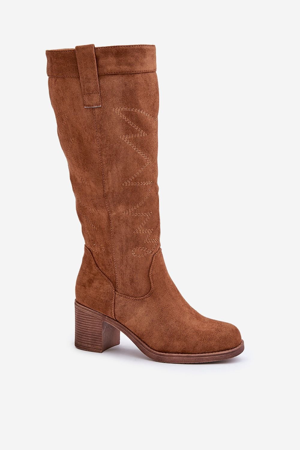 Elegant low-heeled boots for a casual and modern style