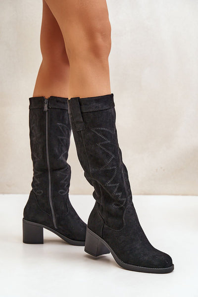 Elegant low-heeled boots for a casual and modern style