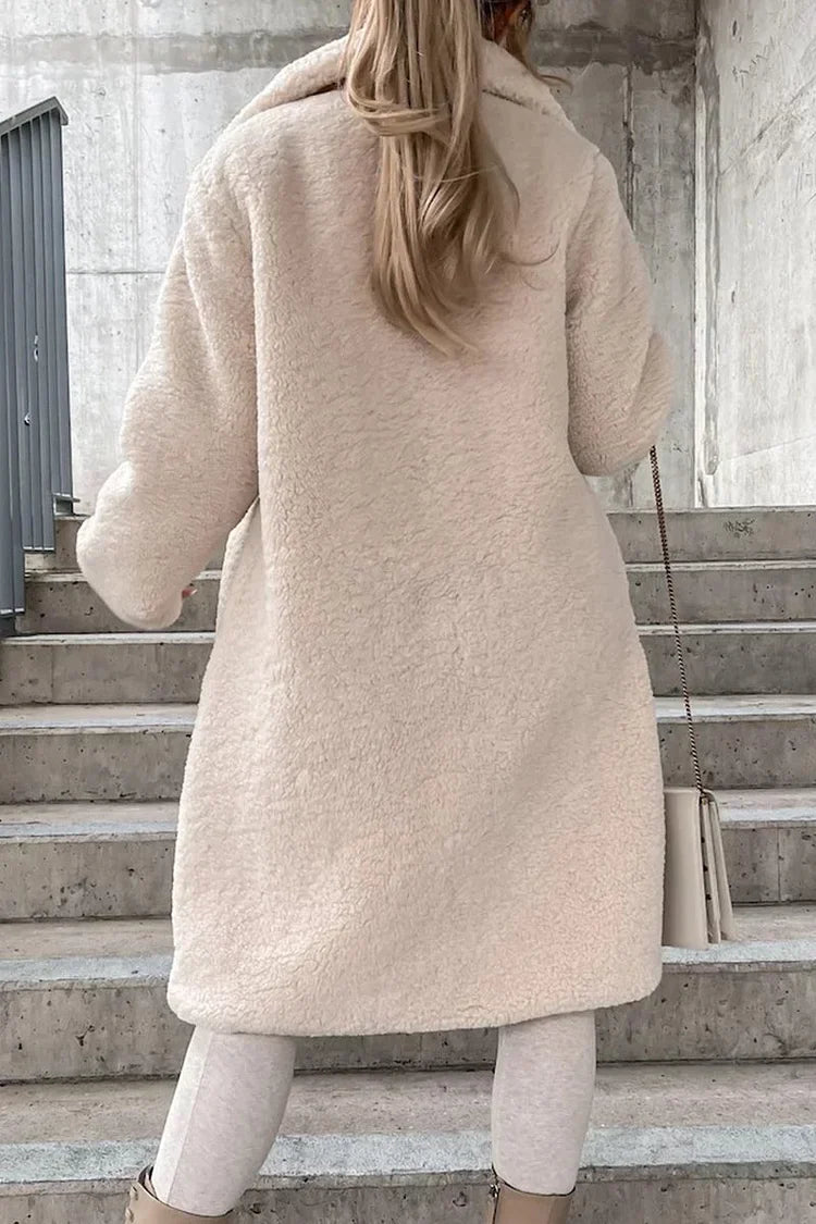 Warm women's coat with a large collar and lapels, long sleeves, ideal for cold days