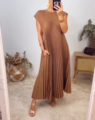 Casual midi dress with pleated design ideal for a modern and relaxed look