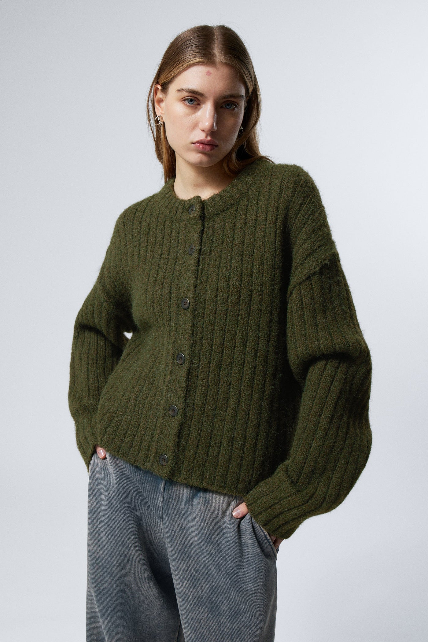 Loose Fit Cardigan – Versatile and Modern Garment