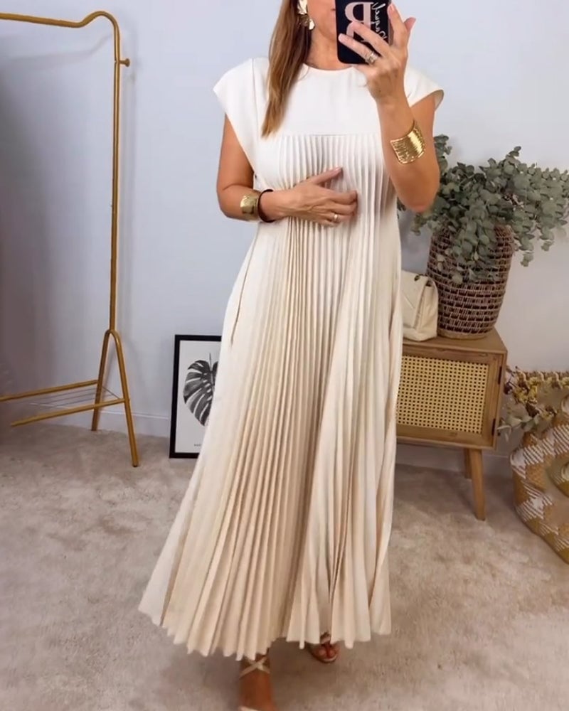 Casual midi dress with pleated design ideal for a modern and relaxed look