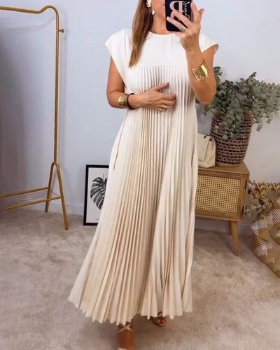 Casual midi dress with pleated design ideal for a modern and relaxed look