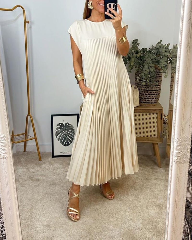 Casual midi dress with pleated design ideal for a modern and relaxed look