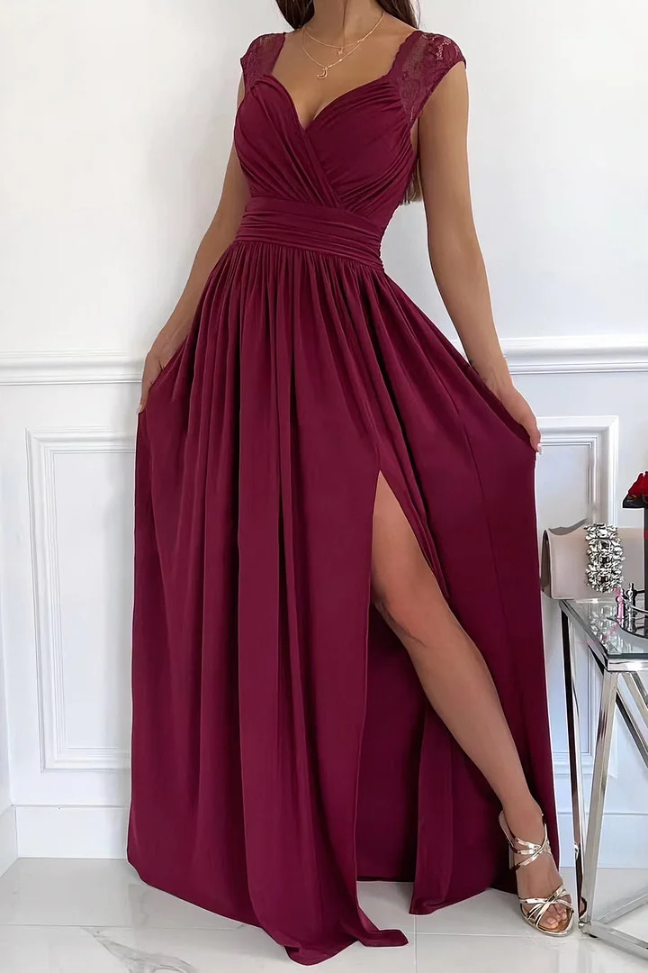 Malena - Sleeveless lace dress with slit at the hem and back