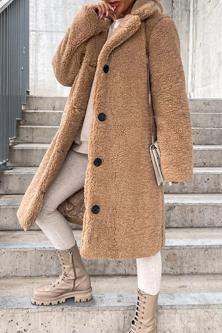 Warm women's coat with a large collar and lapels, long sleeves, ideal for cold days