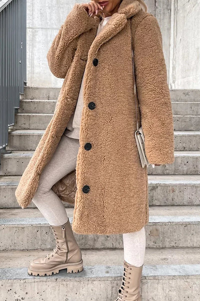 Warm women's coat with a large collar and lapels, long sleeves, ideal for cold days