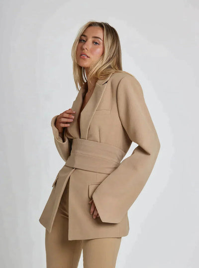 Elegant women's blazer with belt and lapels