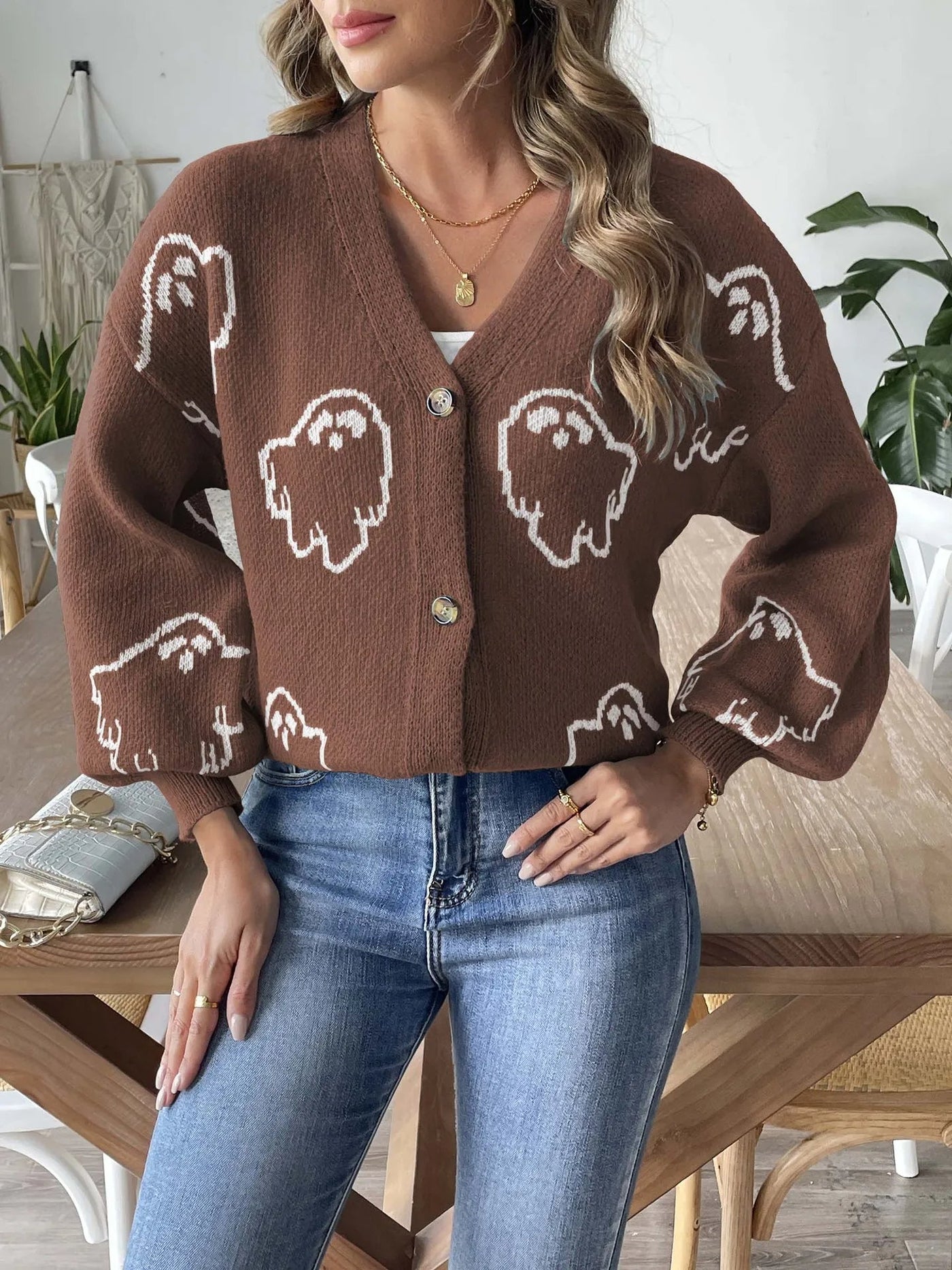 Elegant knitted cardigan with a deep neckline: ideal for cold days