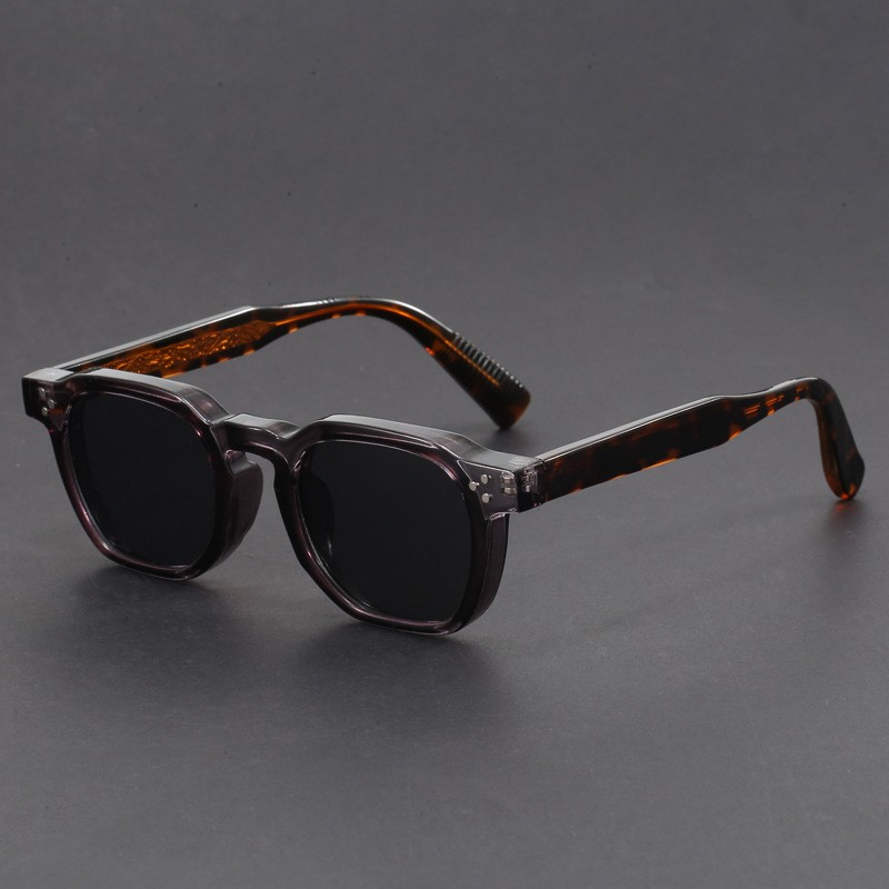 Retro sunglasses with an elegant design, ideal for a modern and timeless style.