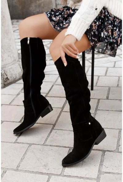 Comfortable women's high boots for fall and winter, perfect for everyday wear.