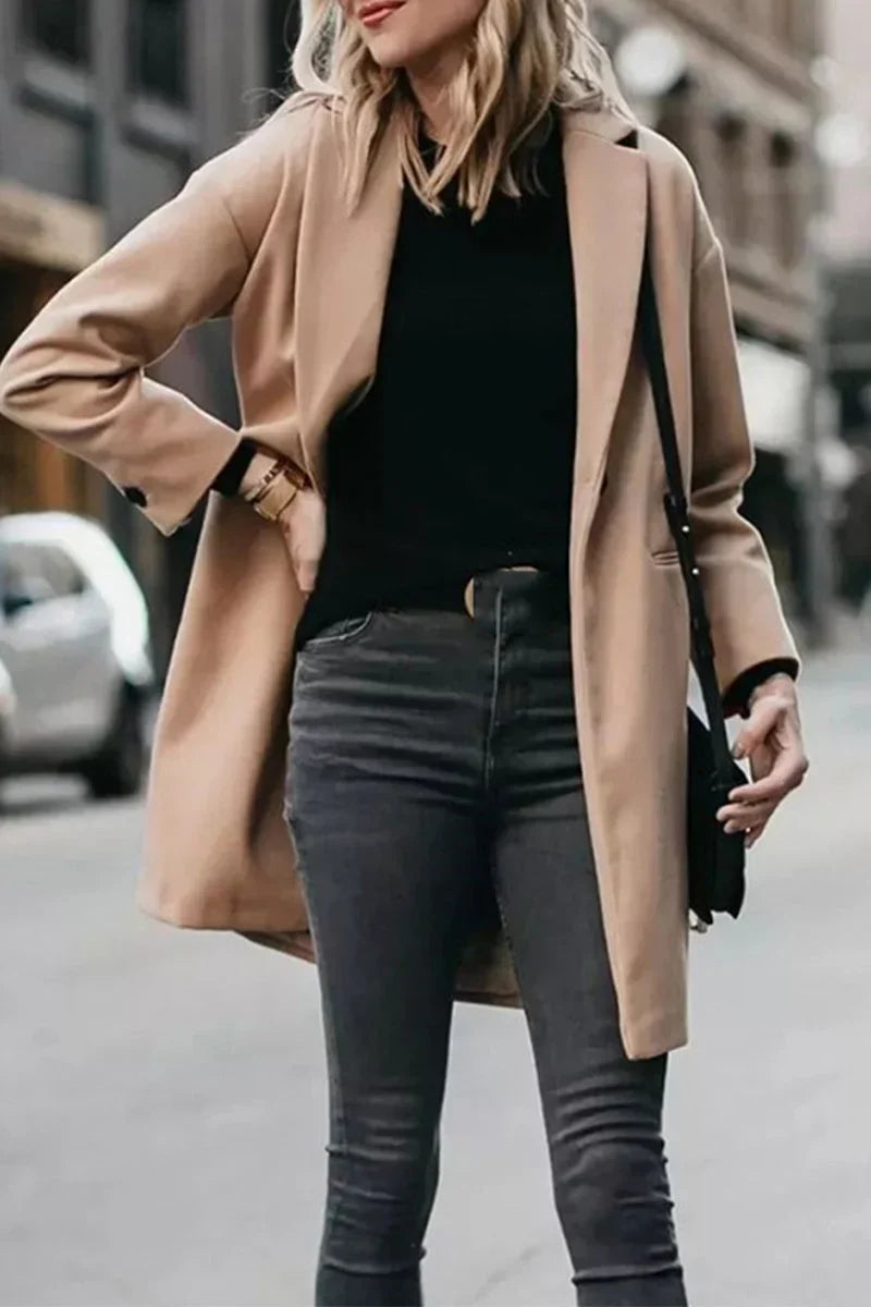 Elegant street coat with pockets and notched collar