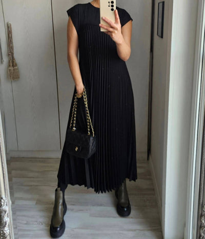 Casual midi dress with pleated design ideal for a modern and relaxed look