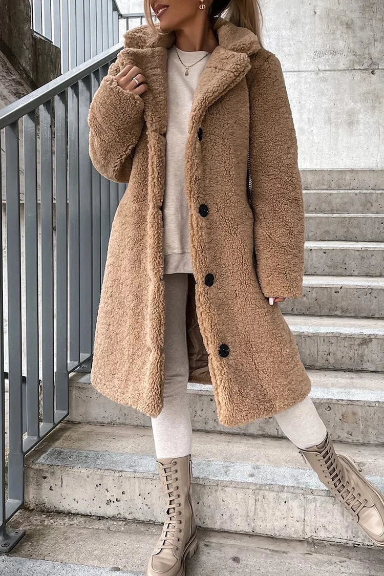 Warm women's coat with a large collar and lapels, long sleeves, ideal for cold days