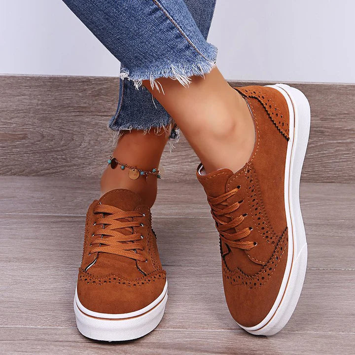 Elegant flat lace-up sneakers