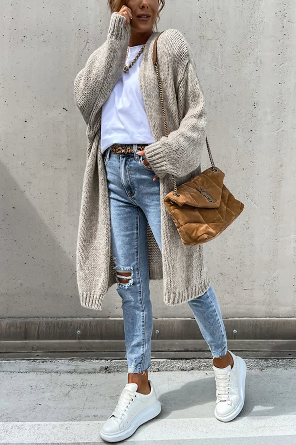 Elegant cardigan with long sleeves and a deep V-neckline for a sophisticated style