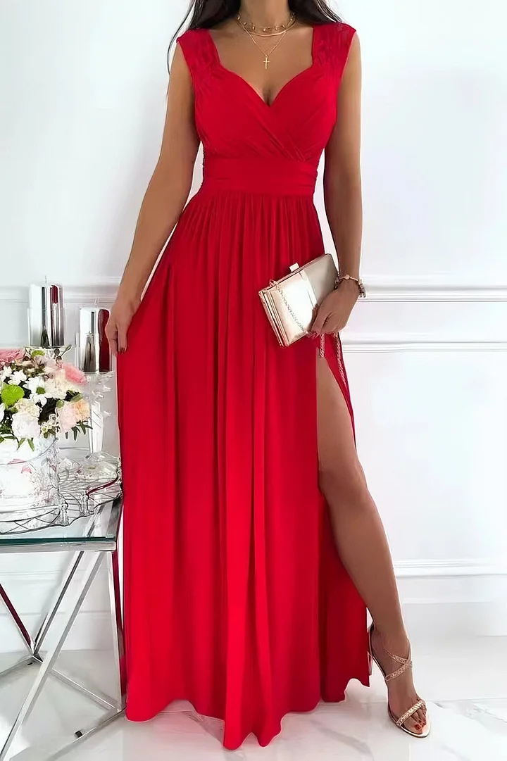 Malena - Sleeveless lace dress with slit at the hem and back