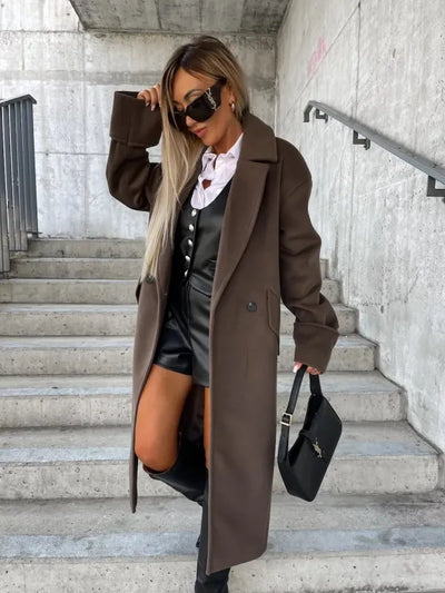 Elegant double-breasted coat with long sleeves and a classic collar
