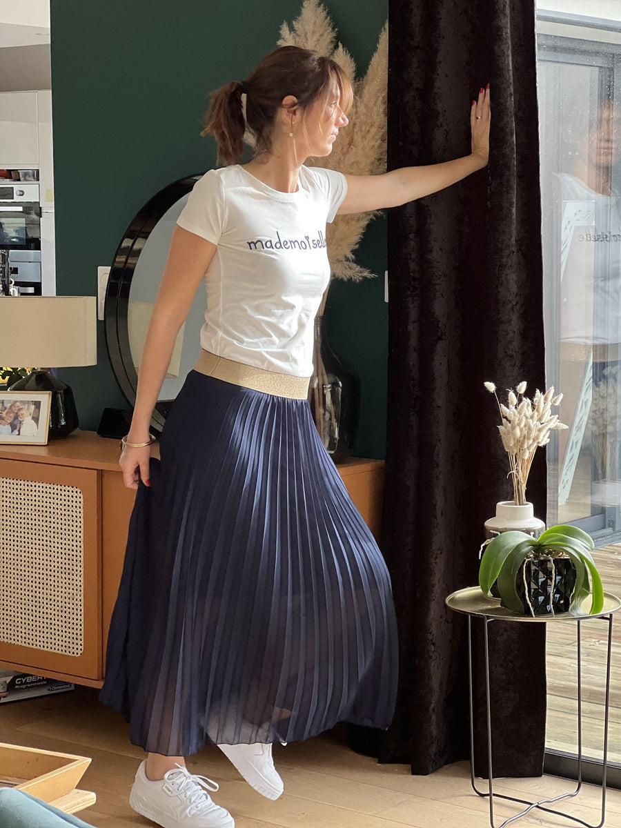 Elegant long skirt with pleats and a flowing drape