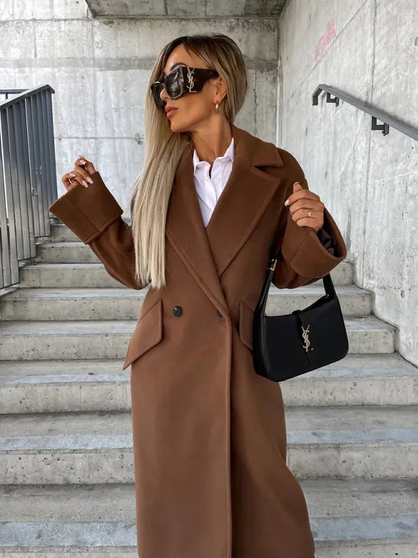 Elegant double-breasted coat with long sleeves and a classic collar
