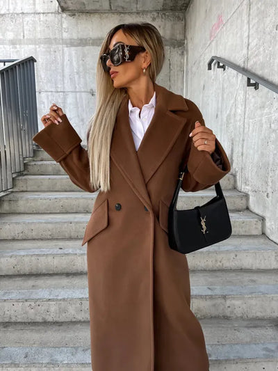 Elegant double-breasted coat with long sleeves and a classic collar