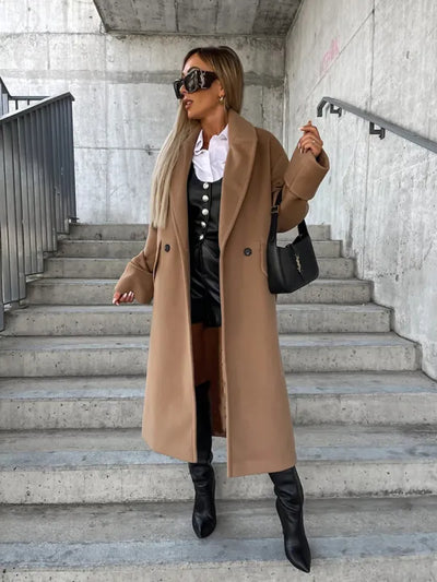 Elegant double-breasted coat with long sleeves and a classic collar