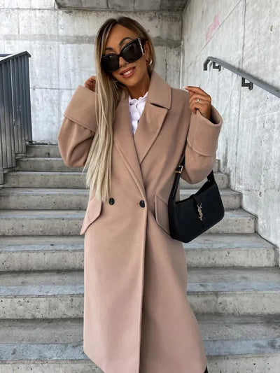 Elegant double-breasted coat with long sleeves and a classic collar