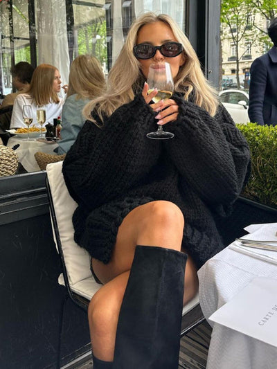 Elegant long-sleeved oversized sweater for cold weather