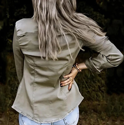 Elegant button-down jacket with pockets for a casual look