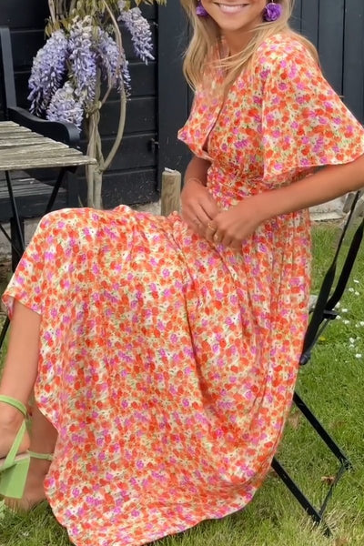Elegant long dress with floral print and flowing design