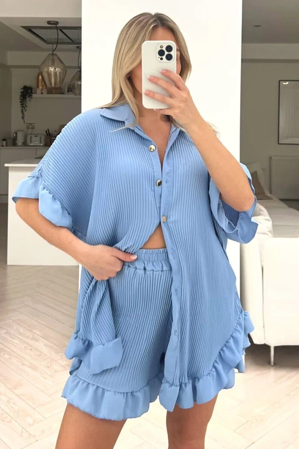 Women's set with button-down shirt and short shorts with pleated ruffles