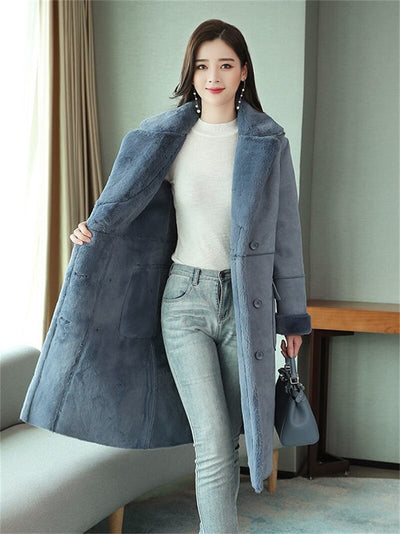 Elegant women's coat with buttoned lapels