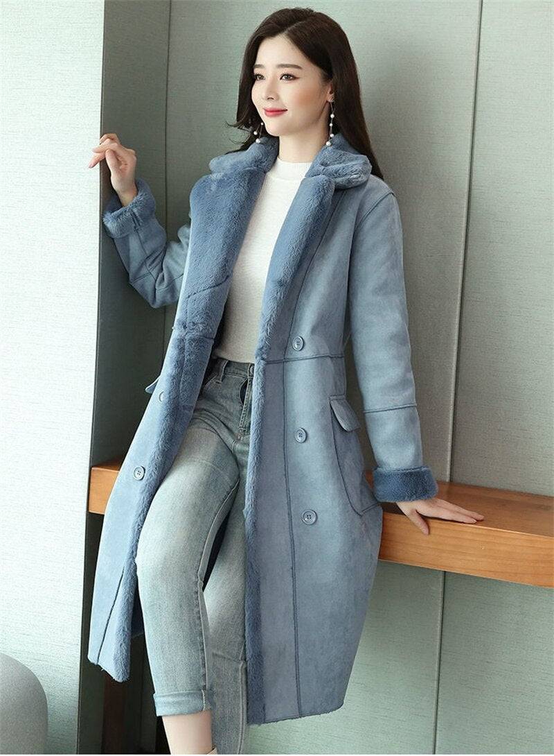 Elegant women's coat with buttoned lapels
