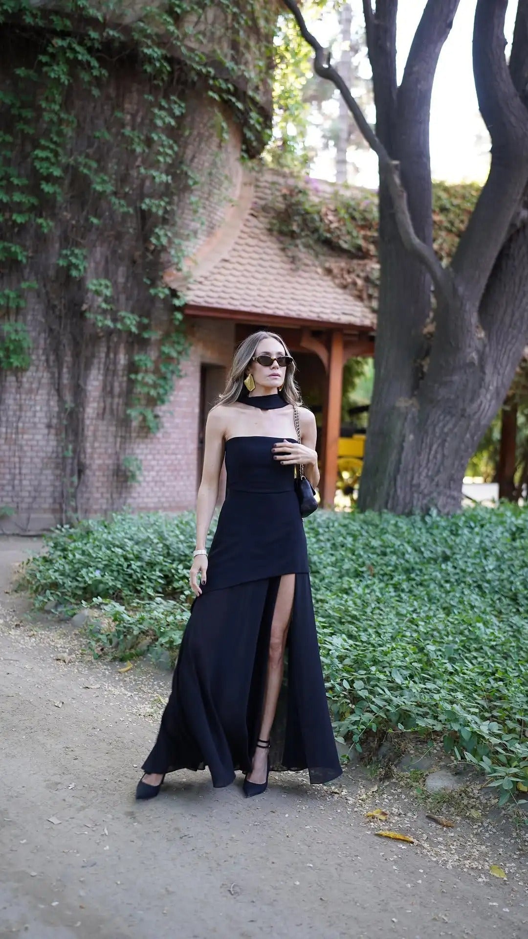 Elegant long dress with open back and scarf collar