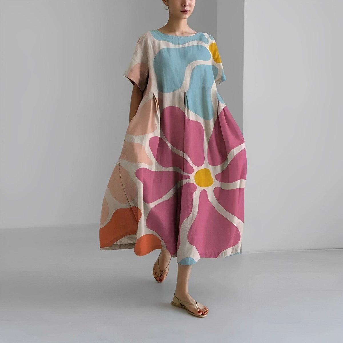Loose dress with a modern print and relaxed style