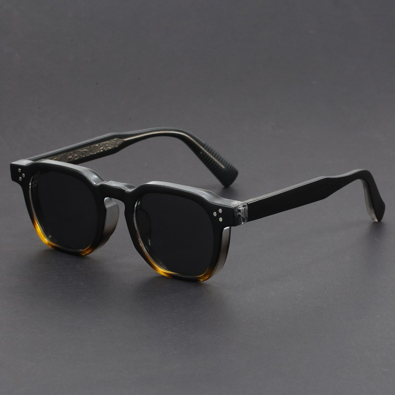 Retro sunglasses with an elegant design, ideal for a modern and timeless style.