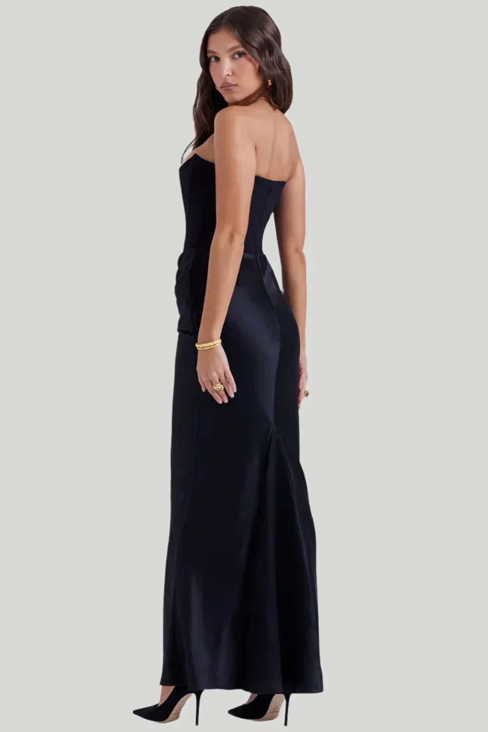 Long strapless dress with elegant design for special nights