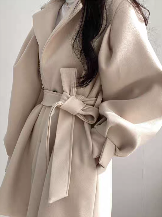 Women's coat with lapel collar, puff sleeves and belt
