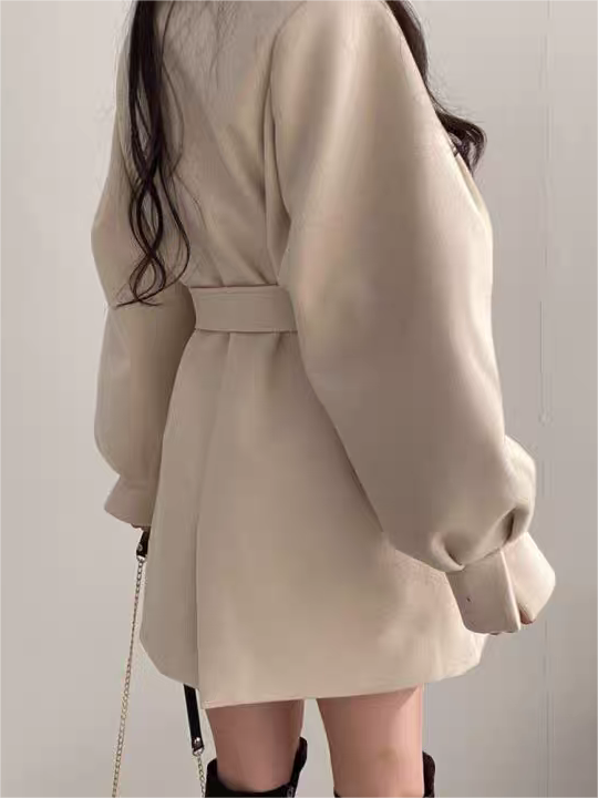 Women's coat with lapel collar, puff sleeves and belt