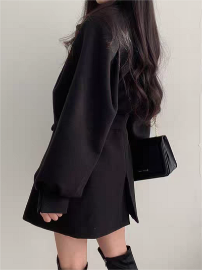 Women's coat with lapel collar, puff sleeves and belt