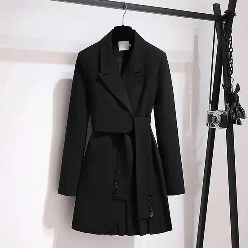 The best-selling trench coat with a slim fit